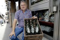 Varela con la caja de madera de cervezas de los a�os 50 que hall� completa por primera vez. 