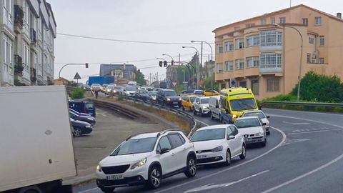 Retenci�n en la bajada por la N-651, en Cabanas, ayer a mediod�a