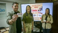 Presentaron la campa�a del D�a de la Madre Francisco Mart�nez, presidente de la asociaci�n de empresarios de Ribeira, la alcaldesa, Mar�a Sampedro, y la concejala de Promoci�n Econ�mica, Carmen P�rez