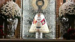 Bandera falangista en la estatua de la Virgen del Pilar de Zaragoza