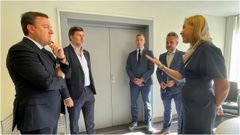 Formoso, con la delegaci�n socialista en Estrasburgo atendiendo a la comisaria de Energ�a.