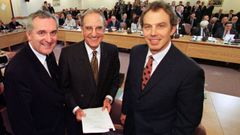 El primer ministro britnico Tony Blair (derecha) con el senador George Mitchell (centro) y el primer ministro irlands Bertie Ahern, tras la firma del acuerdo de paz en Irlanda del Norte