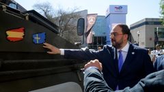 El presidente del principado de Asturias, Adrin Barbn, mira la bandera de Asturias colocada en un vehculo de la unidad del ejrcito fabricada por General Dynamics durante su visita a la FIDMA 