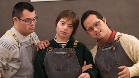 Samuel, Andrea y Mart&iacute;n ante el logotipo de su cafeter&iacute;a