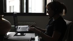 Imagen de archivo de una persona teletrabajando