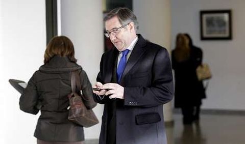 �ngel Curr�s revisa su m�vil en los juzgados de Lugo, a los que acudi� a declarar esta semana en el marco de la operaci�n Pok�mon.