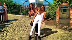 Raquel Fern�ndez (al frente) con su amiga Cristina sobre el Meridiano de Greenwich 