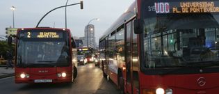Dos autobuses urbanos circulan por delante de los jardines de M�ndez N��ez. 