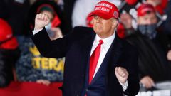 El presidente de los Estados Unidos, Donald Trump, baila en el escenario durante un mitin de campa�a en Wisconsin, en el 2021.