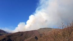 Humareda originada por el incendio, que se produjo en la parroquia de H�rreos