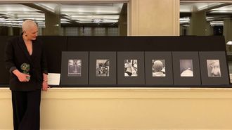 Flora Iglesias con la distinci�n que recibi� por la coleccci�n de seis fotos que recoge su lucha contra el c�ncer