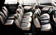 <span lang= es-es >El Grand C4 Picasso ya puede reservarse</span>. El nuevo monovolumen de siete plazas que se fabrica en Vigo a�n no ha llegado a los concesionarios, pero ya puede reservarse desde que el pasado jueves la marca hizo p�blico el precio de los diferentes acabados. Hay cuatro diferentes y ocho colores a elegir. El m�s barato cuesta 21.000 euros y 30.550 el m�s caro.