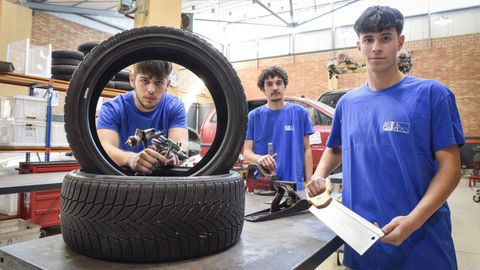 Hugo Couñago, Jorge Padín y Manuel Rivero, tres de los cinco alumnos del CIFP A Xunqueira de Pontevedra que compiten en Galicia Skills 2025