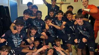 Los jugadores del Celta Juvenil A celebran su triunfo en Torrelavega.
