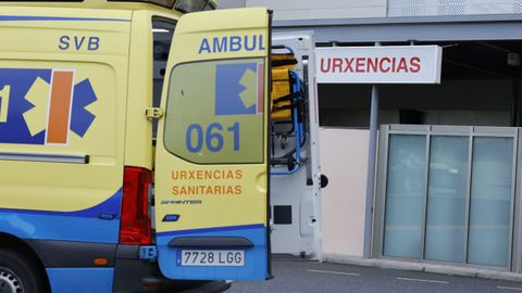 Una ambulancia del 061, a las puertas del �rea de urgencias del hospital