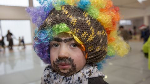 El CRA Ponte da Pedra (Carballo) celebra su entroido en el mercado