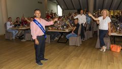 Jos� Mar�a, en primeiro termo, acompa�ado polos seus compa�eiros na festa-homenaxe. �A xente desmotivada faiche sacar o mellor de ti. � unha das nosas funci�ns, sacar de cada o alumno o mellor que pode dar ou ver que � v�lido para outra cousa�, di o docente ponteces�n aos seus 61 anos.