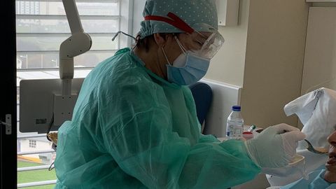 Josefa Pereira S�nchez, t�cnica en cuidados auxiliares de enfermer�a (TCAE) ayuda a comer a un paciente