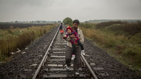 Refugiados en una v�a ferroviaria en los Balcanes