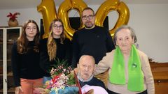 Jos Muiz junto a su familia, con su hermana y su sobrino