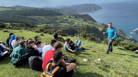 Canosa y un grupo de estudiantes en la costa de Cedeira, con un paisaje espectacular