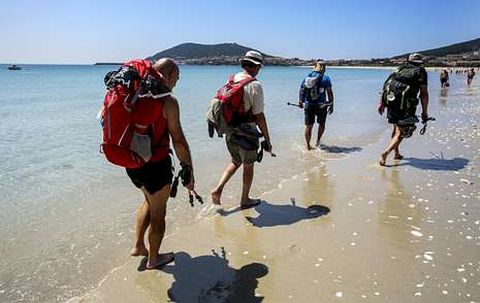 Peregrinos, en procesin por la playa de A Langosteira, en el municipio de Fisterra. 
