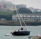 Velero escorado en Cee.