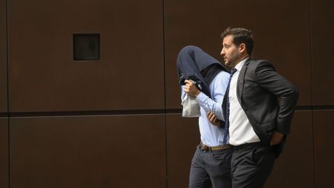El abogado Alejandro Alvarez-Buylla acompa�a a su defendido tras salir en libertad vigilada, esta tarde en Oviedo. La Polic�a Nacional atribuye un delito de odio a los seis j�venes identificados, como los agresores de dos personas en las fiestas de San Mateo de Oviedo, cinco de los cuales ya est�n detenidos, al considerar que fue un ataque hom�fobo