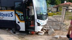 El autob�s se llev� parte del muro del cierre de una finca