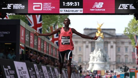 Sabastian Sawe, cruzando la meta tras bajar de las dos horas.