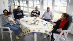 En el piso de Fina en O Vicedo. Desde la izquierda: M�nica y Mill�n, esposa e hijo de Luis (sobrino de Fina), Luis (hermano), Forxa (marido) y Fina Mart�nez Infante, este lunes durante el primer encuentro familiar que mantuvieron desde que se decret� el estado de alarma por el coronavirus