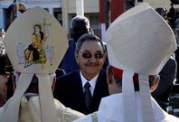 Ra�l Castro, con dos altos cargos de la Iglesia cubana al poco de suceder a su hermano.