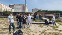 Los alumnos del CPR Vigo de Redondela limpiaron la playa de Rodeira, en Cangas do Morrazo.