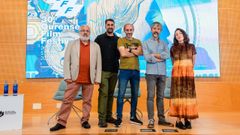 El actor Valentn Flako Estvez, protagonista del filme San Simn, flanqueado por los directores Antn Caeiro y Olmo Couto, y Miguel ngel Delgado y Paula Veleiro, este jueves en el festival OUFF.
