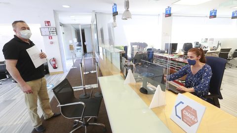 Funcionarios trabajando en uno de los departamentos del complejo de San Caetano