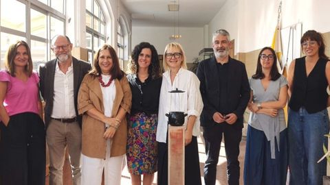 O xurado, posando coa peza gaadora, cuxa composicin xoga cunha pota e as cordas e as caravillas dunha guitarra.