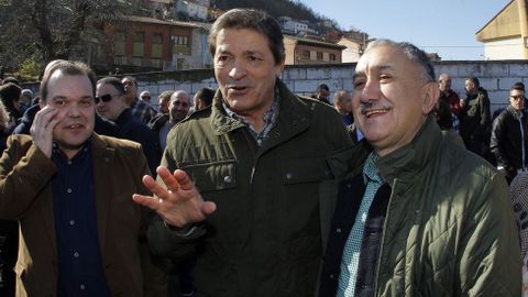 El presidente de la gestora del PSOE, Javier Fern�ndez (c); el secretario general de la UGT, Pepe �lvarez (d); y el secretario general de SOMA-FITAG UGT, Jos� Luis Alperi