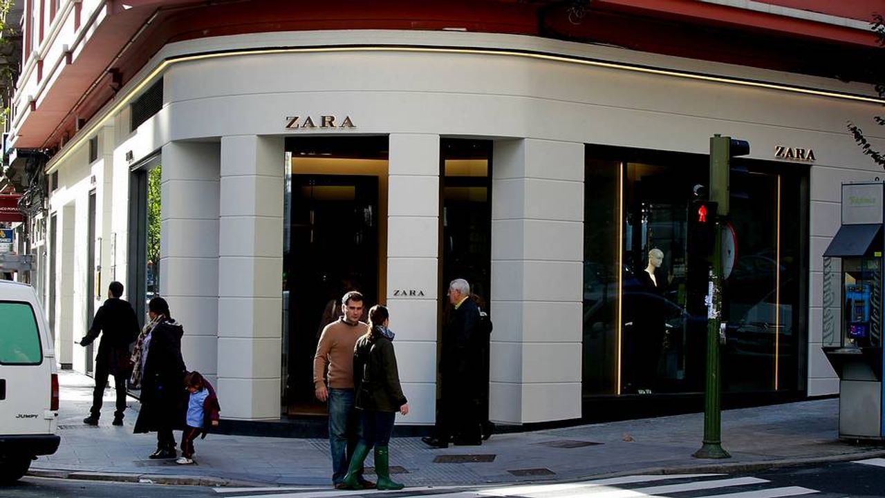 Zara cierra su tienda emblemática de Juan Flórez en A Coruña, la número 1