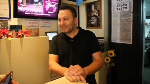 Jos� Manuel Brea, del bar O Noso Bar, que vendi� por m�quina un d�cimo del 22259, quinto premio de la loter�a
