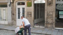 Basureros tras las verjas de negocios que llevan tiempo cerrados