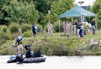 Las tiendas se montaron para acoger a los militares que cruzaron el r�o L�rez a nado. 