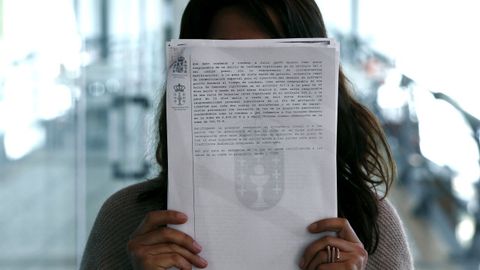 Imagen de archivo de una vctima de violencia de gnero mostrando la orden de alejamiento con su presunto agresor.