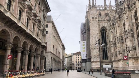 As est estos das la Piazza del Duomo de Miln,capital de la zona ms afectada de italia.