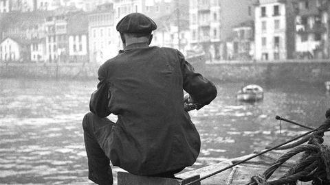 Reproducción de una imagen antigua del puerto de Luarca