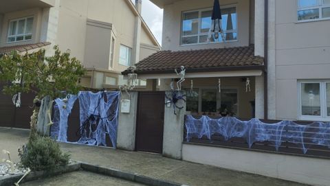 Casas decoradas en la urbanizaci�n de Roxos, en Villestro