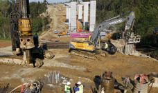 Vista de las obras ayer en el viaducto de Lume de Suso (Coristanco) uno de los m�s grandes de todo el trazado. 
