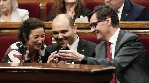 El presidente de la Generalitat, Salvador Illa y los consejeros de Econom�a, Al�cia Romero y Presidencia, Albert Dalmau.