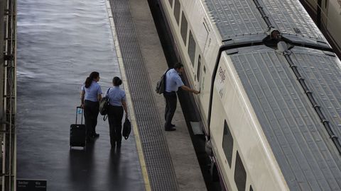 Trabajadores de Renfe entran a un AVE en la estaci�n Madrid-Puerta de Atocha