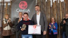 Abelardo Barcala recoge el premio Camelia de Ouro