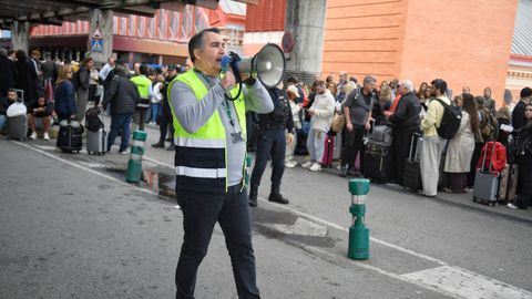 Un trabajador de Renfe, informando con un megfono en Atocha